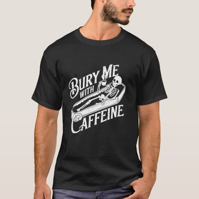 Bury mir mit Coffein Skelett Gothic Coffee Lover T-Shirt (Vorderseite)