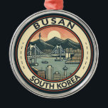 Busan South Korea Bridge Travel Art Abzeichen Ornament Aus Metall<br><div class="desc">Busan Retro Vektor Reise Design. Busan,  eine große Hafenstadt in Südkorea,  ist bekannt für seine Strände,  Berge und Tempel.</div>