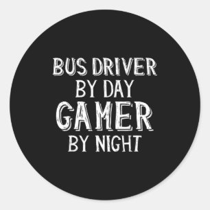 Busfahrer bei Tag Gamer bei Nacht Lustiges Geschen Runder Aufkleber