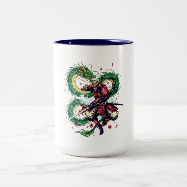 Bushido-Code Samurai mit Drache und Kirschblüten Zweifarbige Tasse (Mittel)