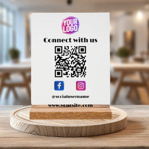 Business-Logo mit QR-Code und Social Media White Acrylschild