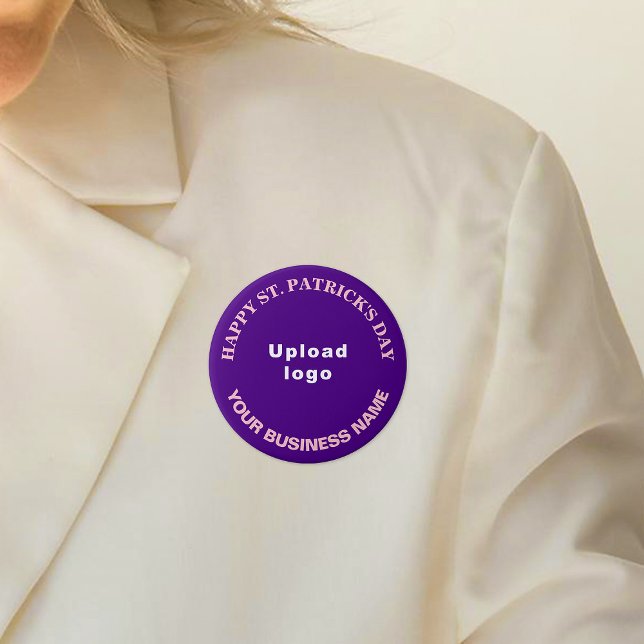 Business Saint Patrick Gruß auf Lila Runde Button (Business name and logo with Happy Saint Patrick's Day greeting on purple round button.)