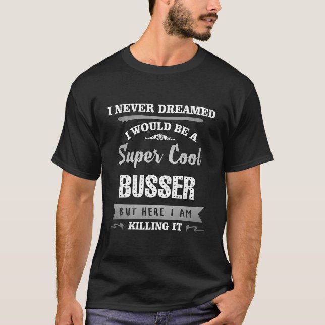 Busser Super Cool Killing It Spaß T-Shirt (Vorderseite)