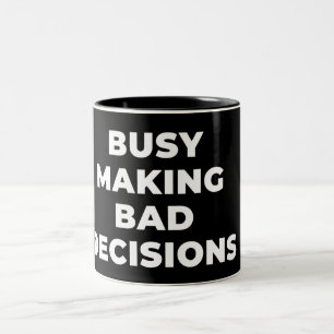 BUSY MAKING BATTE BESCHLÜSSE - SARKASTISCHER PUNKT ZWEIFARBIGE TASSE