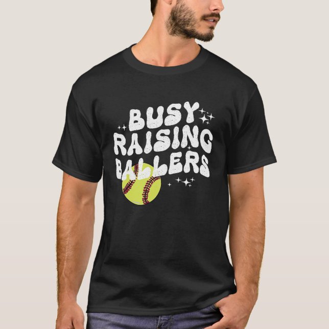 Busy Raising Ballers groovy Softball Cheer Mama T-Shirt (Vorderseite)