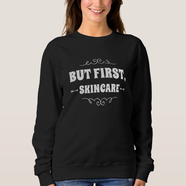 But First Skincare Skin Care Esthetician Sayings Sweatshirt (Vorderseite)
