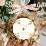 Butter Yellow She Found Her Honey Bee Bridal Party Runder Aufkleber<br><div class="desc">Add a charming and sweet finishing touch to your bridal celebration with these Butter Yellow “She Found Her Honey” Bee Bridal Party Classic Round Stickers. Featuring a soft butter yellow color palette, delicate honey bee accents, and subtle honeycomb details, these round stickers are perfect for sealing invitations, decorating favor bags,...</div>