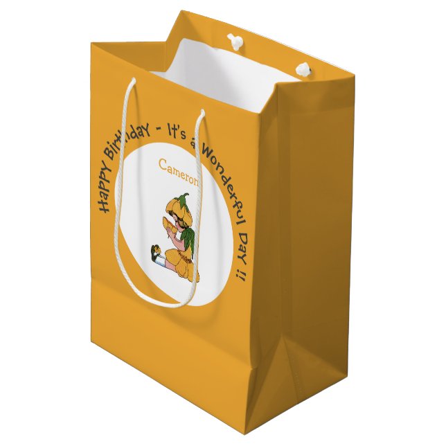 Buttercup Child Whimsical Blume Party Collection Mittlere Geschenktüte (Vorderseite Schrägansicht)