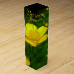 Buttercup Weinkasten Maßgeschneiderte Wildblumen W Wein-Geschenkverpackung<br><div class="desc">Buttercup Weinkasten Personalisierte Wildblume Geschenkboxen Schmuckboxen Blume Füllen Hier Sommergelbe Blumen Geschenke Weinkasten Maßgeschneiderte Blume Mementos für Männer, Frauen Buttercup Blume Weinkasten Klicken Sie auf "Anpassen", um mehr Text Auswahl Schriftart und Custom Colors Personalisierte Wildblume Buttercup Hochzeitwein Boxen für Freunde Hochzeiten Familie Anniversaries Beileid Schöne Buttercup Weinboxen & Ihr Name...</div>