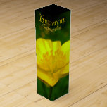 Buttercup Weinkasten Maßgeschneiderte Wildblumen W Wein-Geschenkverpackung<br><div class="desc">Buttercup Weinkasten Personalisierte Wildblume Geschenkboxen Schmuckboxen Blume Füllen Hier Sommergelbe Blumen Geschenke Weinkasten Maßgeschneiderte Blume Mementos für Männer, Frauen Buttercup Blume Weinkasten Klicken Sie auf "Anpassen", um mehr Text Auswahl Schriftart und Custom Colors Personalisierte Wildblume Buttercup Hochzeitwein Boxen für Freunde Hochzeiten Familie Anniversaries Beileid Schöne Buttercup Weinboxen & Ihr Name...</div>