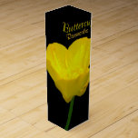 Buttercup Weinkasten Maßgeschneiderte Wildblumen W Wein-Geschenkverpackung<br><div class="desc">Buttercup Weinkasten Personalisierte Wildblume Geschenkboxen Schmuckboxen Blume Füllen Hier Sommergelbe Blumen Geschenke Weinkasten Maßgeschneiderte Blume Mementos für Männer, Frauen Buttercup Blume Weinkasten Klicken Sie auf "Anpassen", um mehr Text Auswahl Schriftart und Custom Colors Personalisierte Wildblume Buttercup Hochzeitwein Boxen für Freunde Hochzeiten Familie Anniversaries Beileid Schöne Buttercup Weinboxen & Ihr Name...</div>