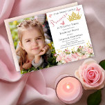 Butterfliegen Floral Princess Foto 3. Geburtstag Einladung<br><div class="desc">"Unsere süße kleine Prinzessin dreht sich um drei" Foto "Geburtstagsparty" Landschaftsgestaltung mit Farbverlauf unbearbeitbaren Drehtext für "Prinzessin" mit einem Imitat Gold Glitzer Tiara Kronen,  rosa Farbverlauf Schmetterlinge und auf den unteren Imitaten Gold Glitzer betont rosa Rosa Blumenrahmen. Fügen Sie einfach Party-Details hinzu,  um das Design zu vervollständigen.</div>