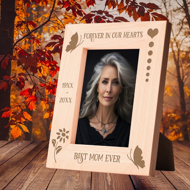 Butterfly-Gedenkmal für immer in unserem Herz-Foto Geätzte Rahmen (Simple and elegant memorial etched picture frame featuring butterflies, a flower and heart. )