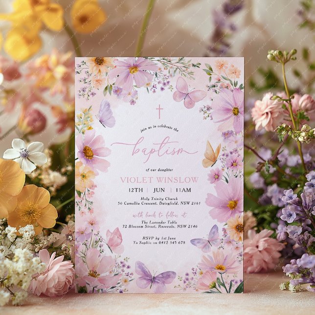Butterfly Taufe Floral Pink Lila Girl Einladung (Pink Purple Floral Baptism or Christening Invitation with flowers and butterflies.)