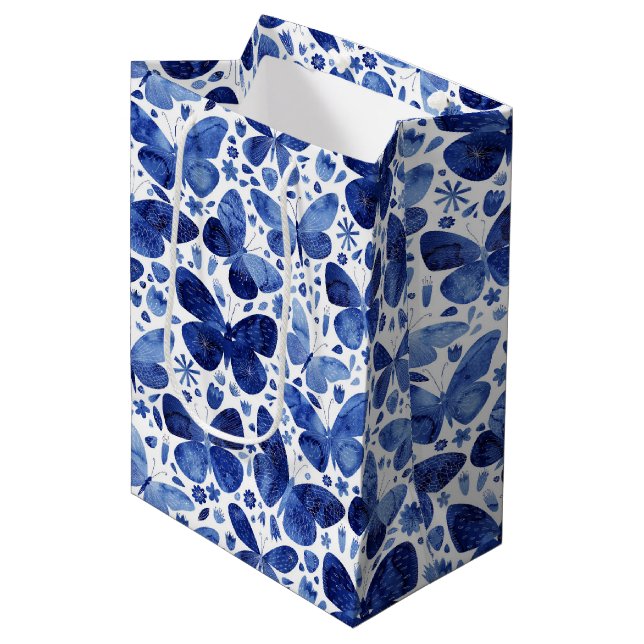Butterfly Watercolor Blue Mittlere Geschenktüte (Vorderseite Schrägansicht)