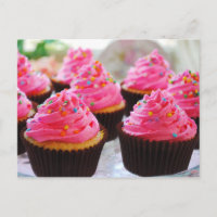 Buttermilch Confetti Cupcakes mit rosa Zuckerguss