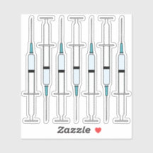 Button der Nadel auf der COVID-Impfstoffspritze