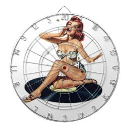 Button herauf das Mädchen, das auf Aufzeichnung Dartscheibe