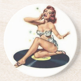 Button herauf das Mädchen, das auf Aufzeichnung Getränkeuntersetzer