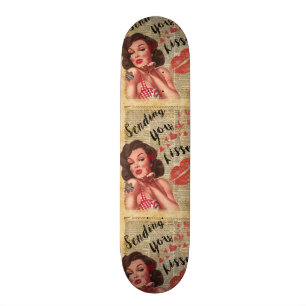 Button-oben Mädchen-Vintage Kunst, die Küsse mit Skateboard