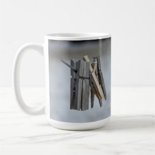 Buttone mit altmodischem Stoff im Winter sind kalt Kaffeetasse