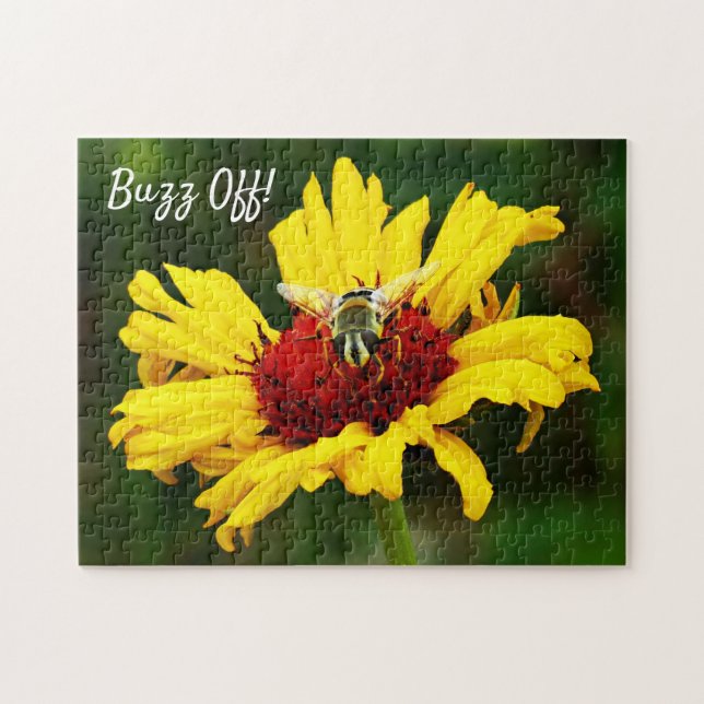 Buzz Off Bee auf hellgelber Wildblume Puzzle (Horizontal)