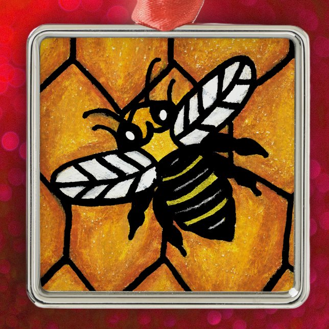 Buzzing Niedliche Bienenwabe Silbernes Ornament (Black yellow bumble bee white wings on golden honeycomb pattern on hanging ornament.)