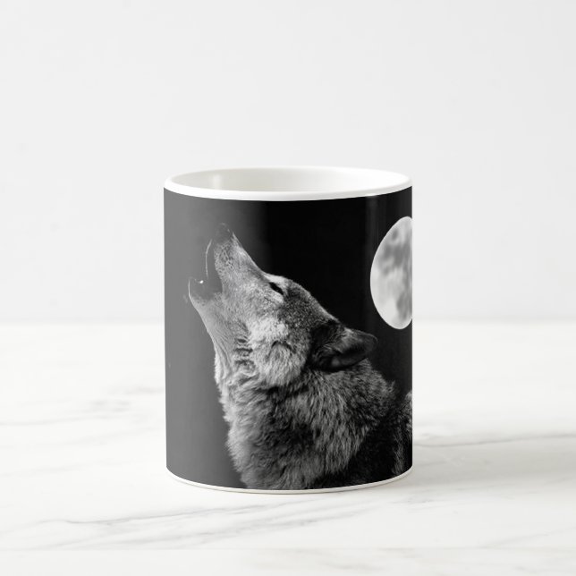 BW Wolf Howling auf dem Mond Kaffeetasse (Mittel)