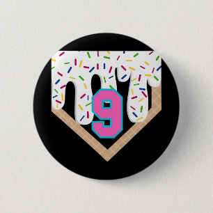 Bysebyll Drip 9. Geburtstag Home Plate Jungen Juge Button