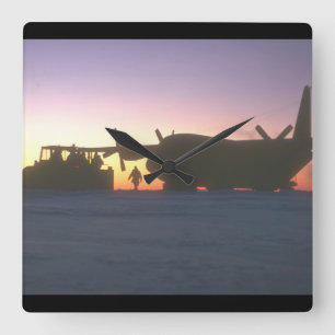 C-130 Herkules Transport being_Military Flugzeuge Quadratische Wanduhr