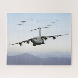 C-17 Globemaster III Flugzeuge fliegen über Blue R Puzzle
