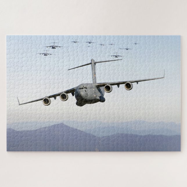 C-17 Globemaster III Flugzeuge fliegen über Blue R Puzzle (Horizontal)