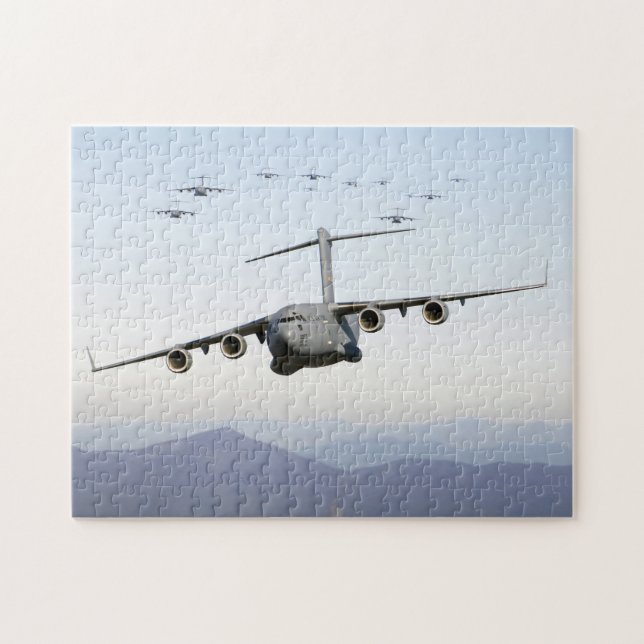 C-17 Globemaster III Flugzeuge fliegen über Blue R Puzzle (Horizontal)
