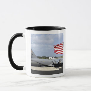C-17 Globemaster III sitzt auf dem Fluglinien Tasse