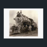 C. 1905 Eisenbahn Postkarte<br><div class="desc">C. 1905 Foto mit Gleisarbeitern und Familienmitgliedern,  die sich vor einem Motor der Eisenbahn versammelt haben.</div>