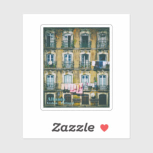 c heruntergekommenes Gebäude im Stadtteil Alfama.  Aufkleber