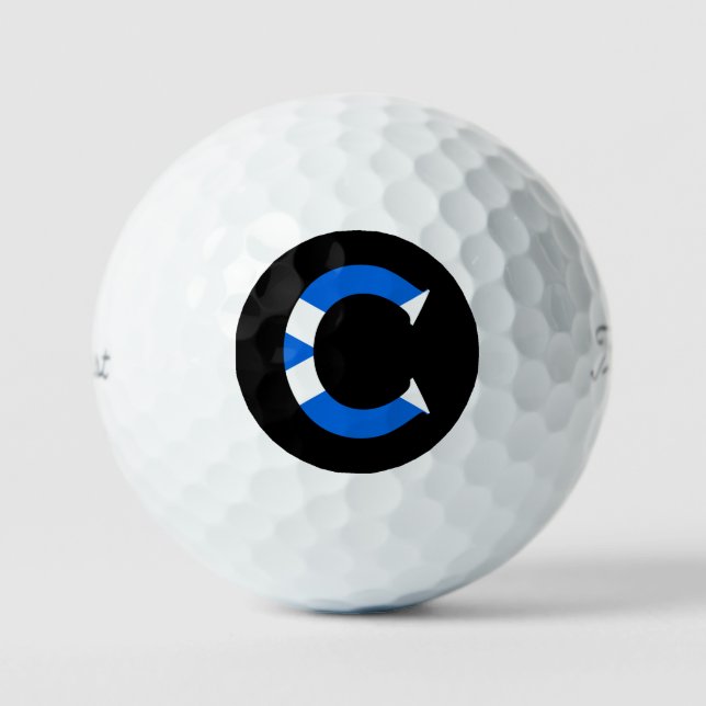 C Monogram überlagert sich auf schottischer Flagge Golfball (Vorderseite)