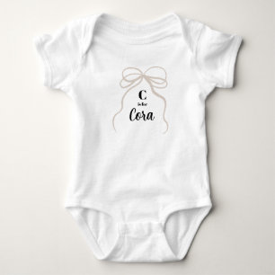C steht für Cora Namensenthüllungs-Outfit Baby Mäd Strampler