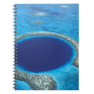 CA, Belize. Luftansicht des Blue Hole (Durchmesser Notizblock