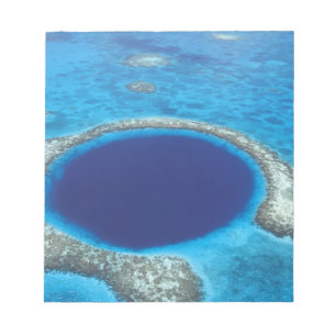 CA, Belize. Luftbild des Blauen Lochs (Durchmesser Notizblock