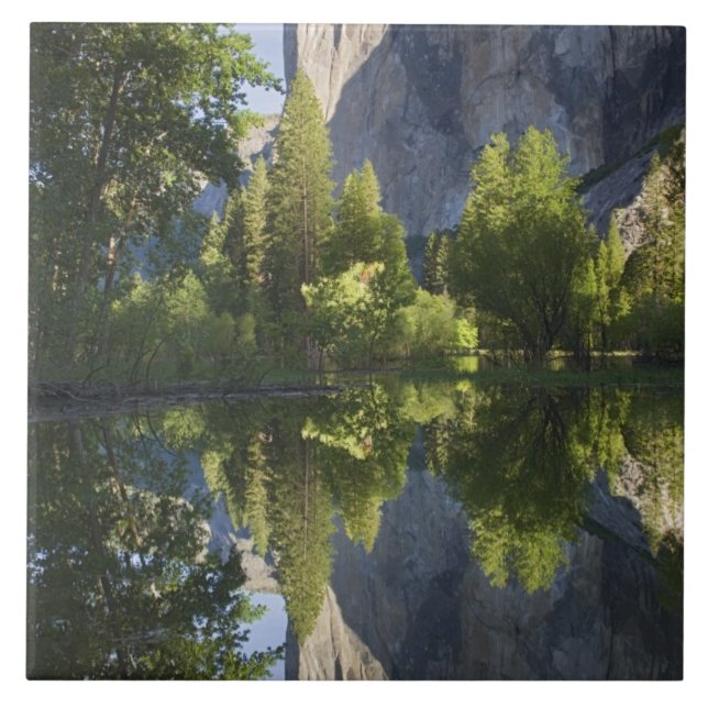 CA, Yosemite NP, El Capitan reflektiert in Merced Fliese (Vorderseite)