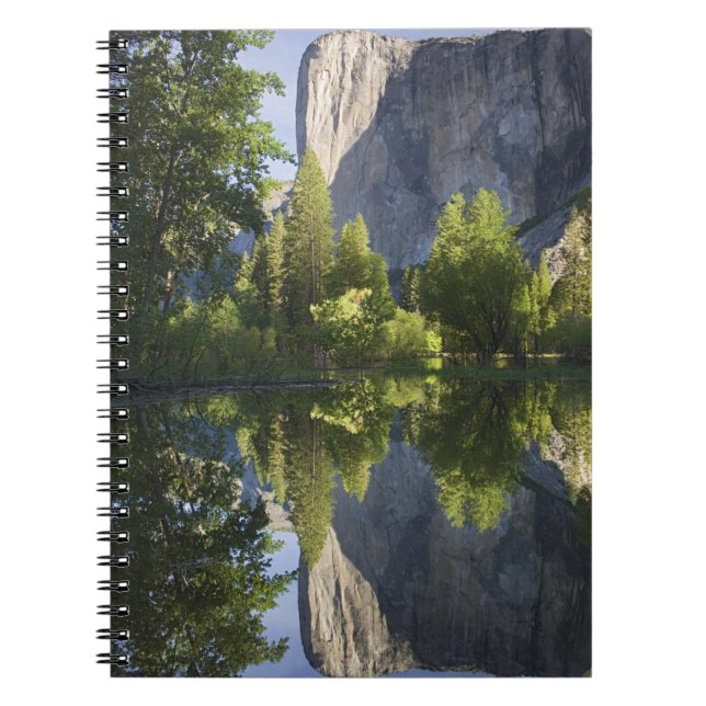 CA, Yosemite NP, El Capitan reflektiert in Merced Notizblock (Vorderseite)