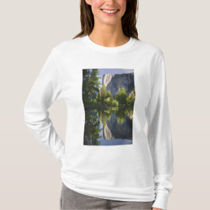 CA, Yosemite NP, El Capitan spiegelt sich im Merce T-Shirt