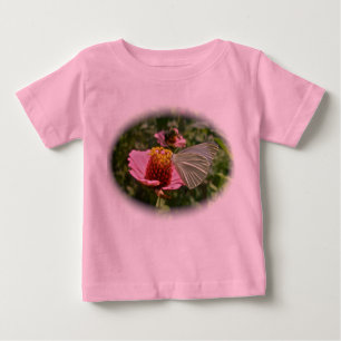 Cabbage Butterfly auf Zinnia Baby T - Shirt