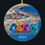 Cabo's Medano Beach, Keramik Keramik Ornament<br><div class="desc">Cabo's Medano Beach mit bunten Regenschirmen und schönem Wetter. Die Wohnungen und der rote und weiße Leuchtturm umgeben die Docks.</div>
