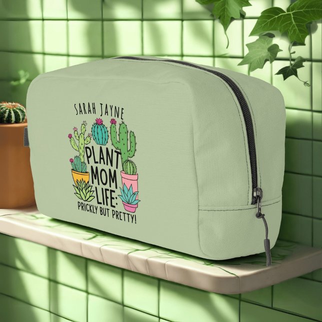 Cactus Pflanze Mama Prickly, aber Hübsch Sage Gree Waschbeutel (Living that Plant Mom Life? A fun sage green dopp kit accessory bag with space for your name)