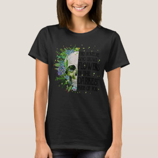 Cactus Skull findet jemanden, der Blume im T-Shirt