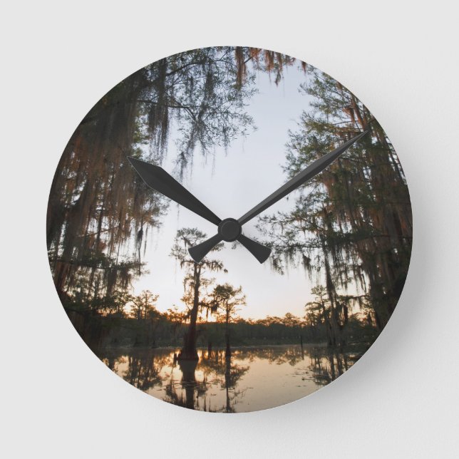 Caddo-See bei Sonnenaufgang Runde Wanduhr (Vorderseite)