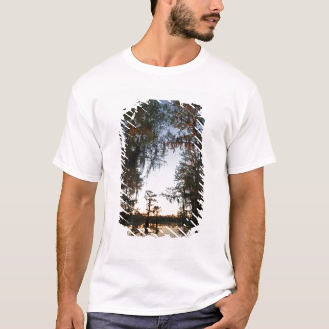 Caddo-See bei Sonnenaufgang T-Shirt (Vorderseite)