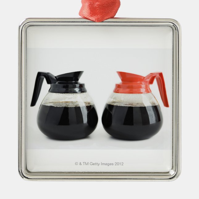 CAF. und Decaf. Kaffee-Töpfe auf Weiß Silbernes Ornament (Vorne)
